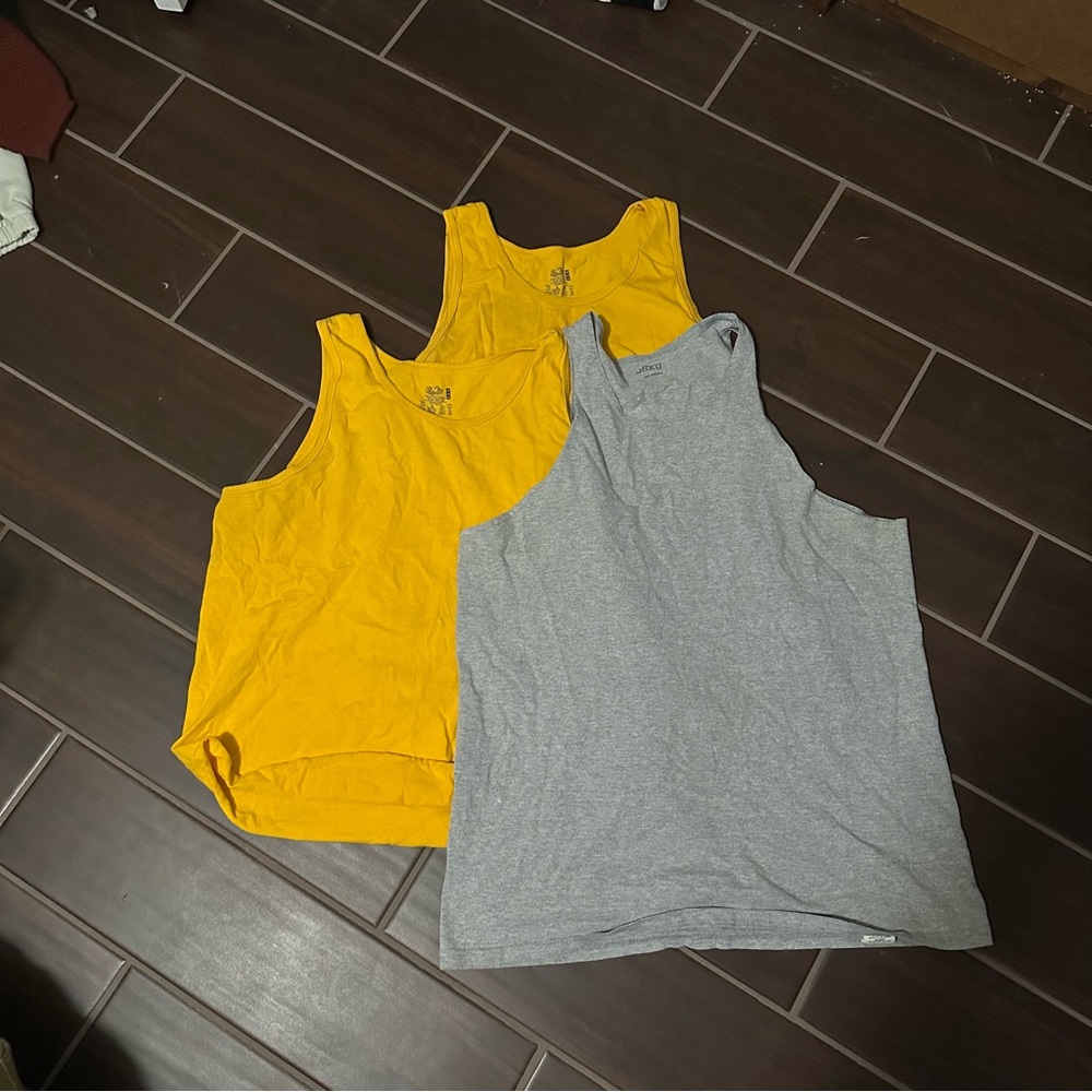 3x Tank Tops Men’s Medium